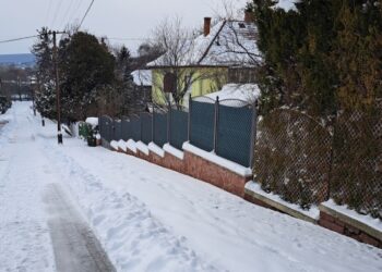 H&Oacute;ELTAKAR&Iacute;T&Aacute;S &ndash; H&oacute;lap&aacute;tol&oacute;k kontra h&oacute;kotr&oacute;k csat&aacute;ja