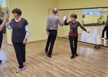 SZENIOR &Ouml;R&Ouml;MT&Aacute;NC &ndash; Sl&aacute;gerekkel &eacute;s mosollyal az eg&eacute;szs&eacute;g&eacute;rt