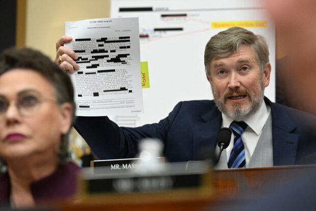 Epstein, EPSTEIN-IRATOK: Információs káosz és morális pánik