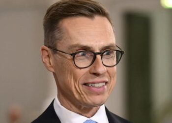 KÖNYV – A hatalom háromszöge