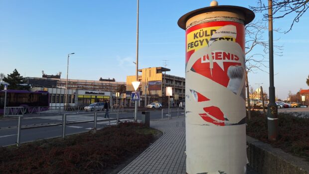 véleménynyilvánítás, VÉLEMÉNYNYILVÁNÍTÁS – Minden plakátot letéptek