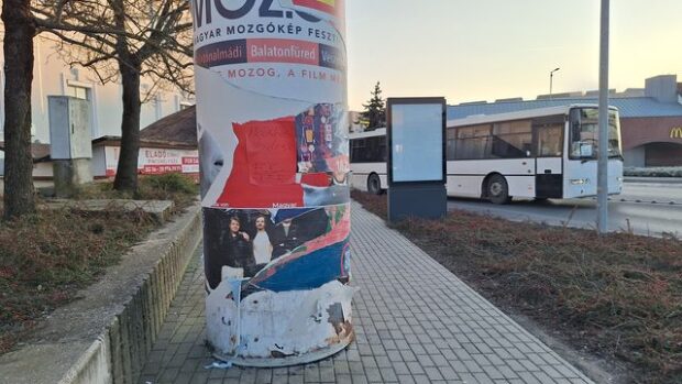 véleménynyilvánítás, VÉLEMÉNYNYILVÁNÍTÁS – Minden plakátot letéptek