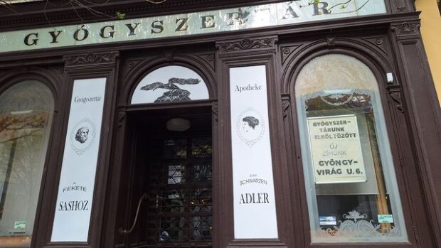 Fekete Sas, FEKETE SAS GYÓGYSZERTÁR – Üres lett a helye a belvárosban