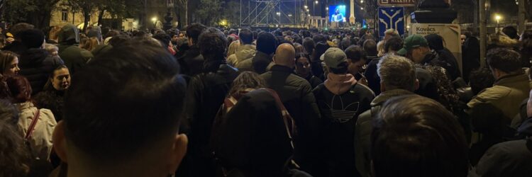 RENDSZERBONTÓ – Lehet-e indulatokból építő közösségi élmény?