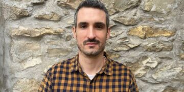 SZ&Aacute;NT&Oacute; &Aacute;RON &ndash; Egy &eacute;lő, l&uuml;ktető t&ouml;rt&eacute;netet akartam &iacute;rni