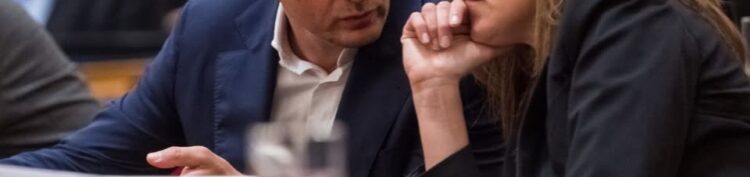 LÁTLELET – A hatalom oszt és visszakér