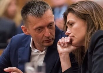 LÁTLELET – A hatalom oszt és visszakér