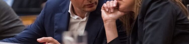 LÁTLELET – A hatalom oszt és visszakér