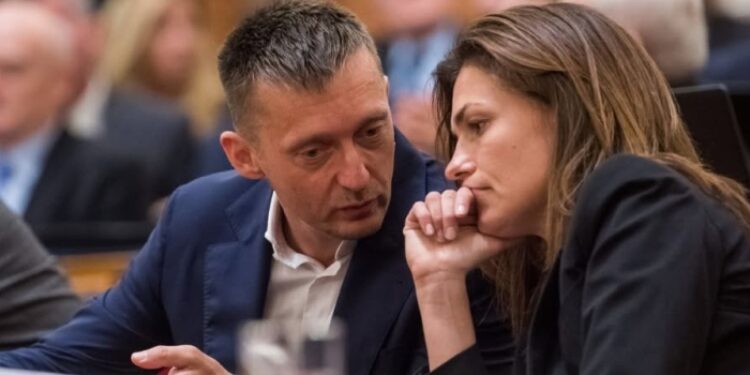 rendszer, LÁTLELET – A hatalom oszt és visszakér