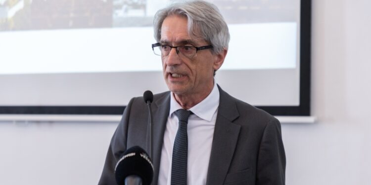 MTA, Pósfai Mihály (MTA): Mindent meg lehet beszélni