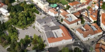 PETŐFI SZ&Iacute;NH&Aacute;Z &ndash; T&eacute;nyek &eacute;s pontos&iacute;t&aacute;s