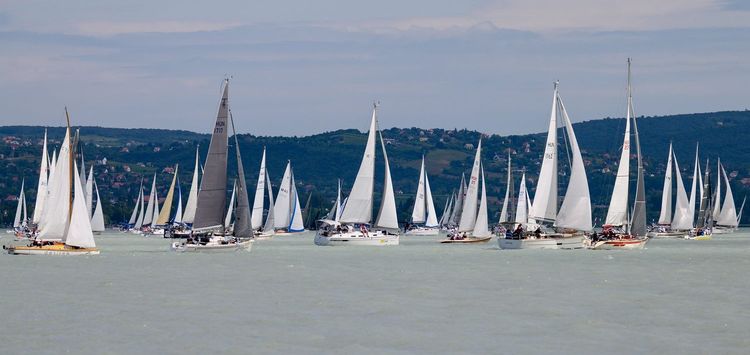 Balatonfüred, 2023. július 6.
Az 55. Kékszalag Raiffeisen Nagydíj tókerülõ vitorlásverseny mezõnye Balatonfüred közelében 2023. július 6-án.
MTI/Vasvári Tamás