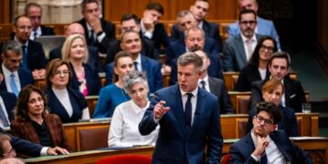 SZUBJEKT&Iacute;V &ndash; &Uuml;zenet Magyar P&eacute;ter b&iacute;r&aacute;l&oacute;inak: nem lehet kesztyűs k&eacute;zzel rendszert v&aacute;ltani