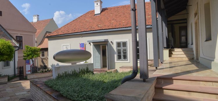 MŰV&Eacute;SZETEK H&Aacute;ZA VESZPR&Eacute;M &ndash; Sz&uuml;let&eacute;snapi besz&eacute;lget&eacute;s