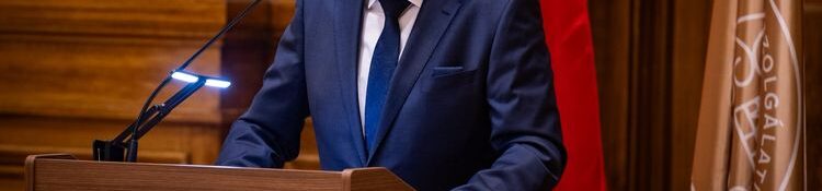 SULYOK TAMÁS – Az ember, aki mindent aláírt