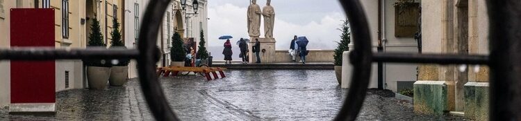 VÁRNEGYED 2026 – Homályban a Főegyházmegye pénzügyei