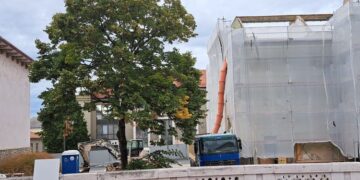 GIGABERUH&Aacute;Z&Aacute;S &ndash; K&eacute;rd&eacute;sek &eacute;s v&aacute;laszok a Petőfi Sz&iacute;nh&aacute;z fel&uacute;j&iacute;t&aacute;s&aacute;val kapcsolatosan