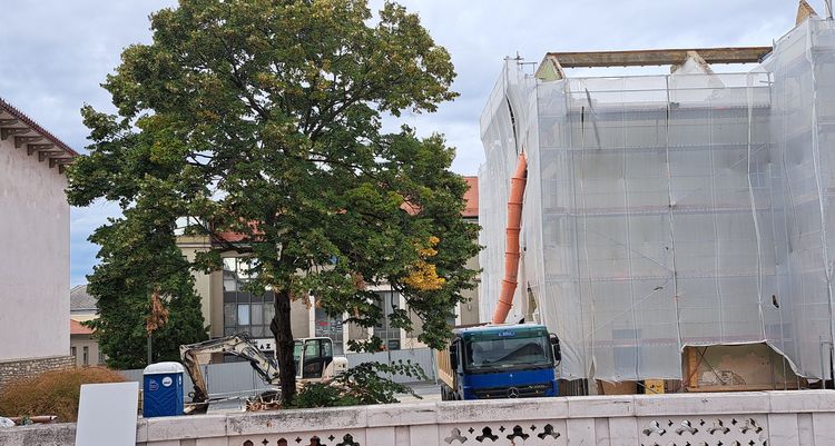 Petőfi Színház, GIGABERUHÁZÁS – Kérdések és válaszok a Petőfi Színház felújításával kapcsolatosan