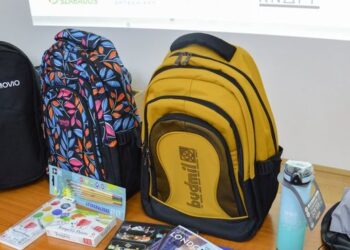 JÓTÉKONYSÁG – Iskolatáskákat ajándékoztak a vállalkozó hölgyek