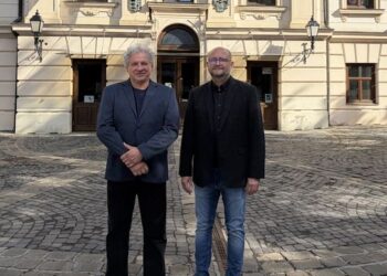 EGY&Uuml;TT VESZPR&Eacute;M&Eacute;RT &ndash; Sz&oacute;ljon bele, mi t&ouml;rt&eacute;njen Veszpr&eacute;mben!