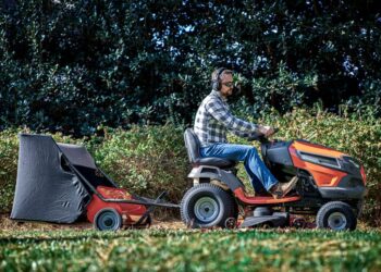 Egy traktor, többféle kerti munka