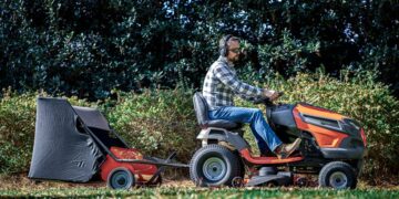 Egy traktor, t&ouml;bbf&eacute;le kerti munka